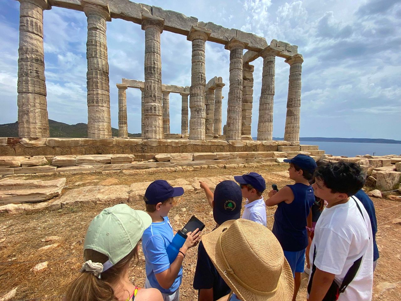 kids from panagiotopoulos school in sounio